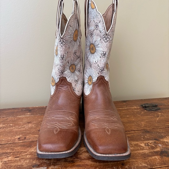 💚Ariat Round Up Square Toe Daisy Print Leather Cowboy Boots - Picture 3 of 11